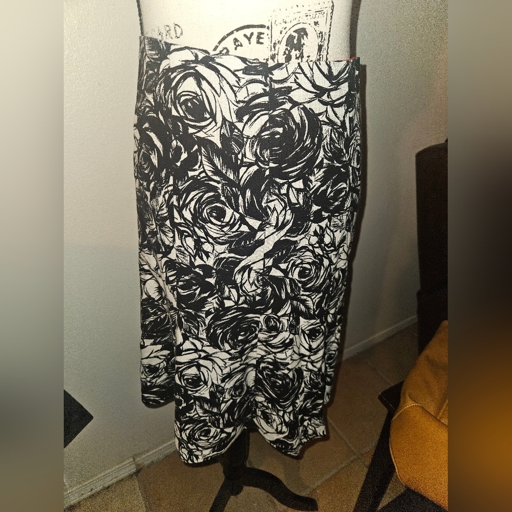 Ruth Womans Black and White Floral A-Line Skirt Size 2